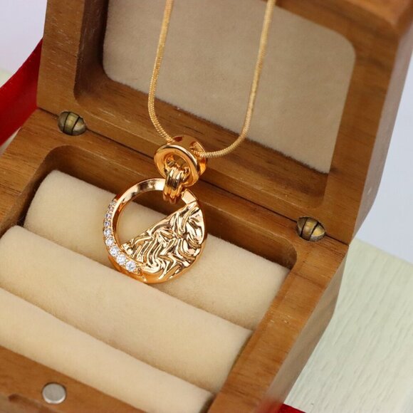 "Textured Circle Rose Gold Pendant with Crystals, XPPT1583 - Picture 5 of 13